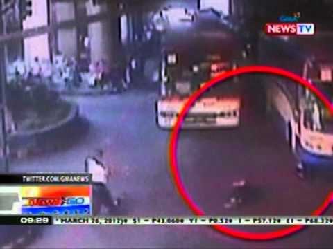 NTG: Pagbangga ng bus sa isang motorsiklo sa EDSA-Shaw Blvd., kuha sa CCTV (032712)