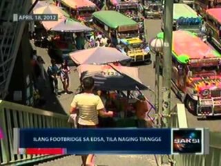 Saksi: Ilang footbridge sa EDSA, tila naging tiangge