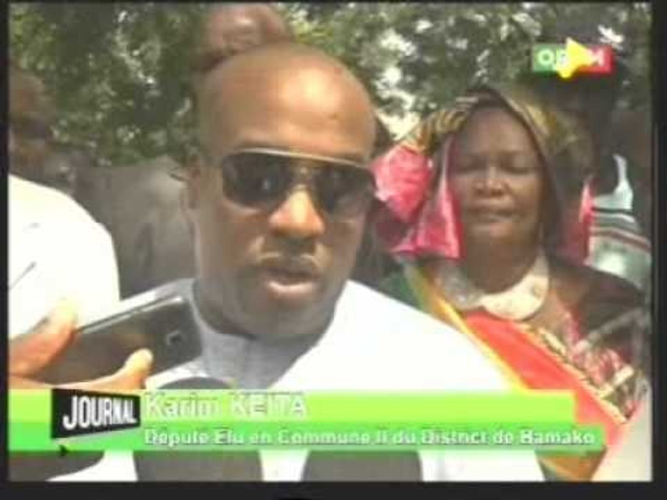 Le Député Karim KEITA de la Commune 2 a donné des kits scolaires aux élèves de la commune.