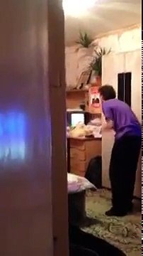 Почему едет он а не