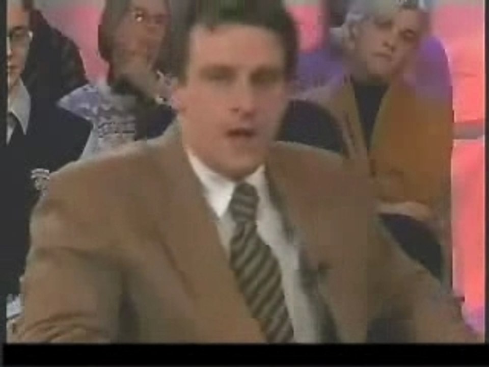 Présentateur mort de rire