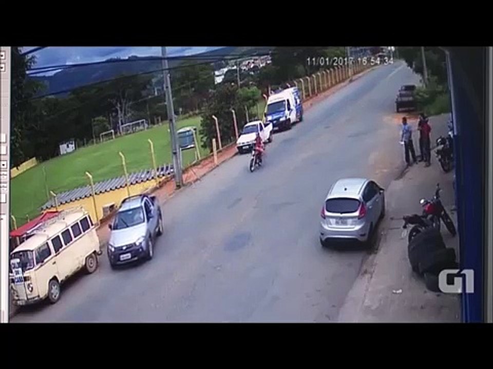 Brazil: motorcyclist survives after brutal collision