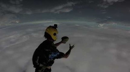 Des parachutistes se lancent une noix de coco dans les airs !