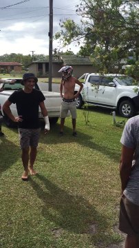 Et si on testait nos casques... Gros débiles!