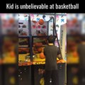 بالفيديو.. طفل خارق فى لعبة ماكينة كرة السلة