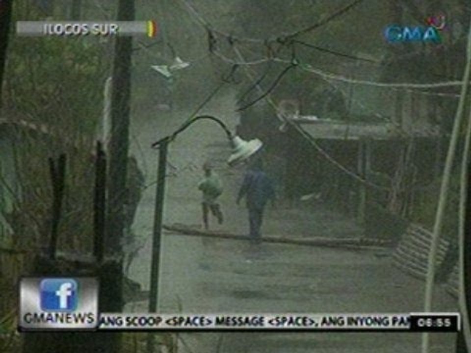 24 Oras: Seawall, nabuwal ng malakas na alon; Mga residente, nagsilikas