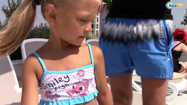 Хелло Китти и Ярослава катаются на Водных Горках и делают Огромную Снежинку - Видео для детей