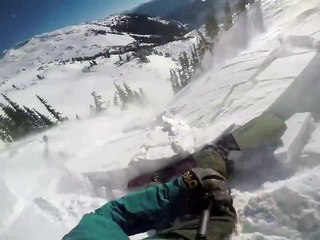Un snowborder est emporté par une impressionnante avalanche