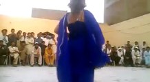 Larki k sath bachay ne aisa dance kia ko mehfil ko heran kar dia