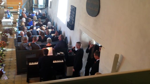 Un jeune homme de 24 ans meurt subitement, voilà que son frère interprète une chanson si émouvante lors des funérailles