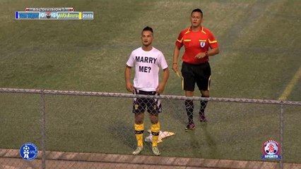 Jogador faz golaço, pede a namorada em casamento e leva cartão