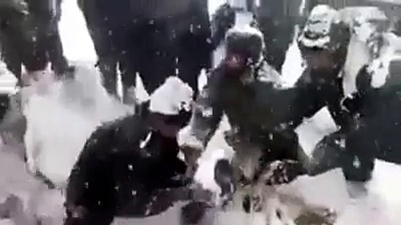 Soldier Found Alive in Siachen after 5 days under snow. Viral Video