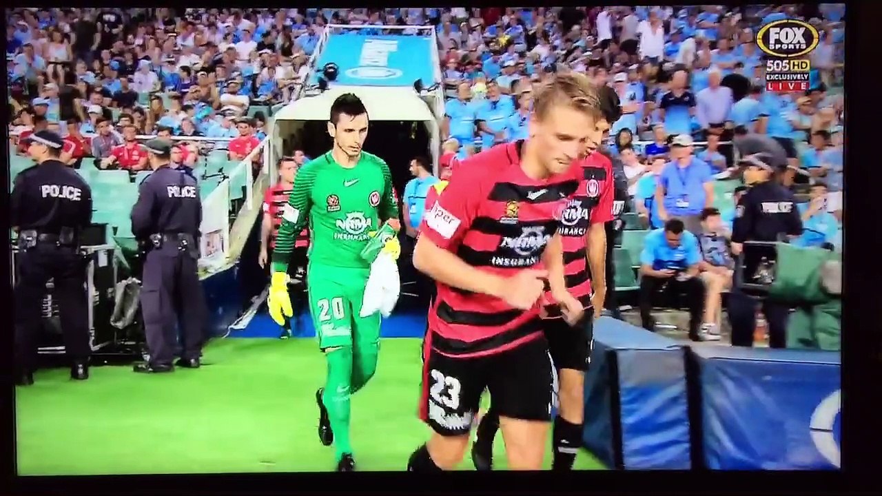 O momento em que um guarda redes confronta os adeptos do seu antigo clube