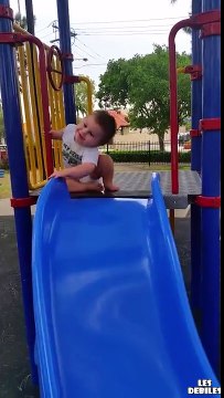 Cet enfant fait un gros fail a la sortie du toboggan