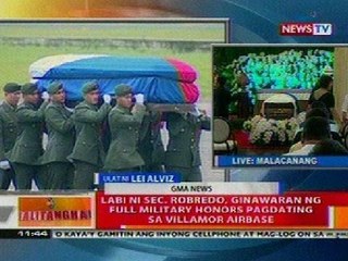 BT: Labi ni Sec. Robredo, ginawaran ng full military honors pagdating sa Villamore Airbase