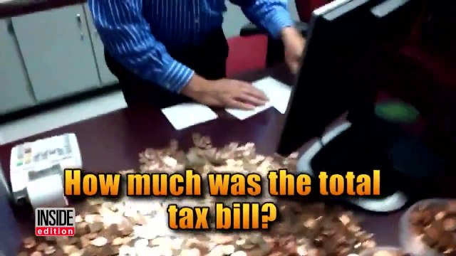 Énervé par le système, cet homme débarque au ministère avec 5 brouettes... Regardez bien ce qu'il fait: