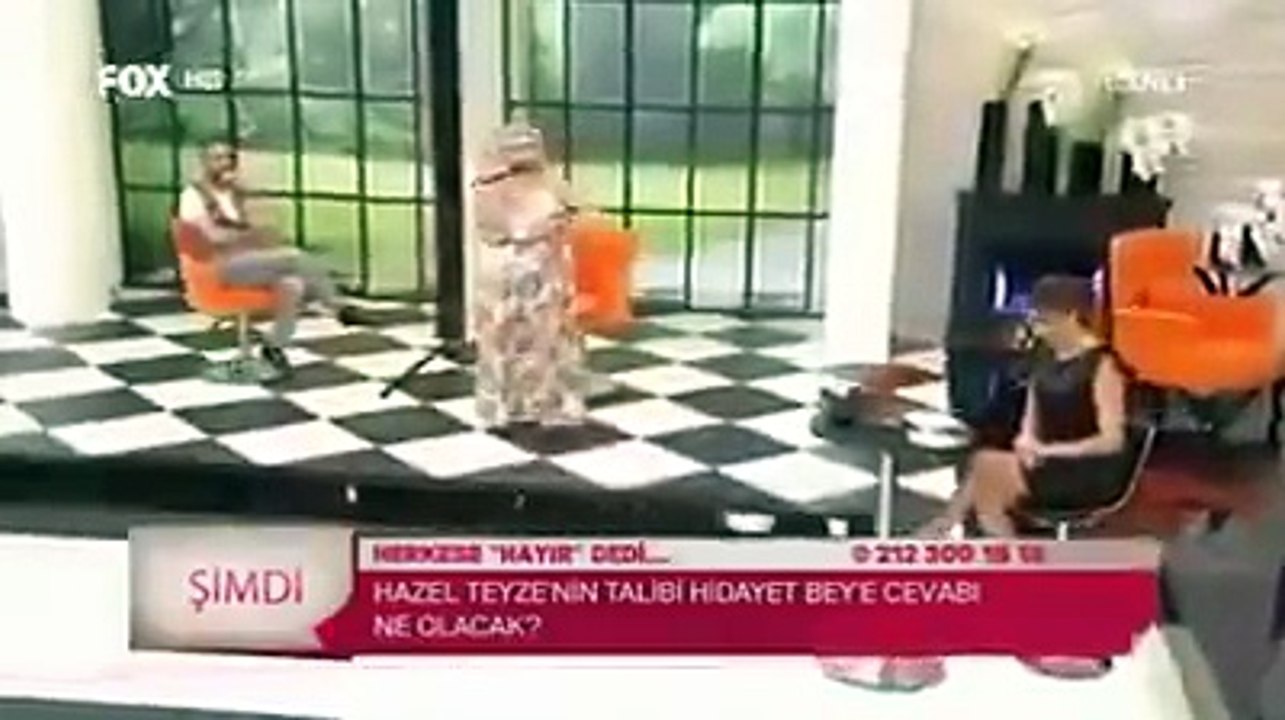 Sesi çirkin şarkı söyleyen kadın