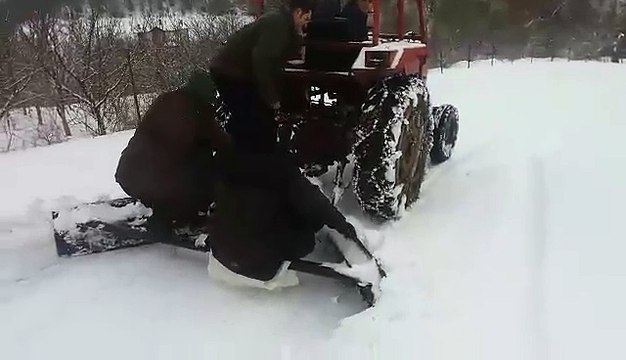 Kompania për pastrimin e borës nuk e kryen punën,banorët gjejnë zgjidhjen vetë
