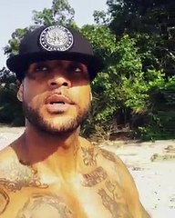 Booba coursé par un éléphant au Gabon !!