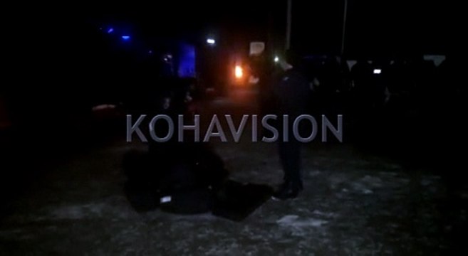 Pamje tjetër nga Mitrovica ku forcat policore të Kosovës të armatosura presin trenin “Kosova është Serbi”