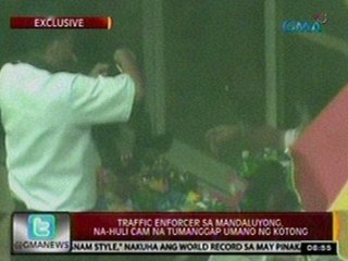 24 Oras: Traffic enforcer sa   Mandaluyong, na-Huli Cam na tumanggap   umano ng kotong