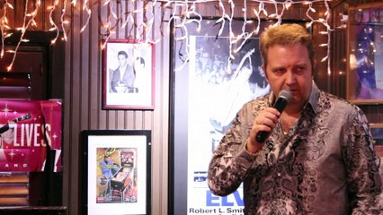 Colin Paul sings 'When My Blue Moon Turns To Gold Again' Marlowes Jan 8 2017