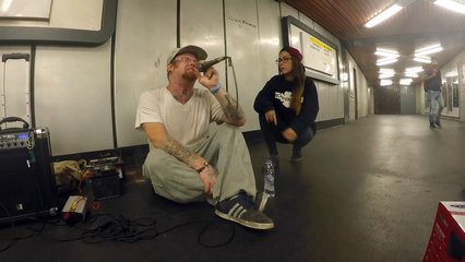 Elle chante avec un rappeur dans le métro... superbe voix !