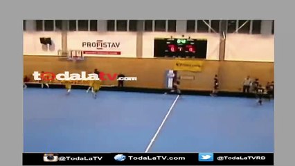Insólito se cae un techo en un centro deportivo-Video
