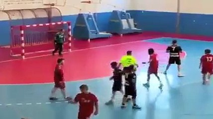 Un joueur de futsal frappe l'arbitre