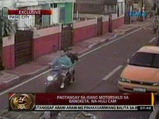 24 Oras: Pagtangay sa isang motorsiklo   sa bangketa, na-Huli Cam