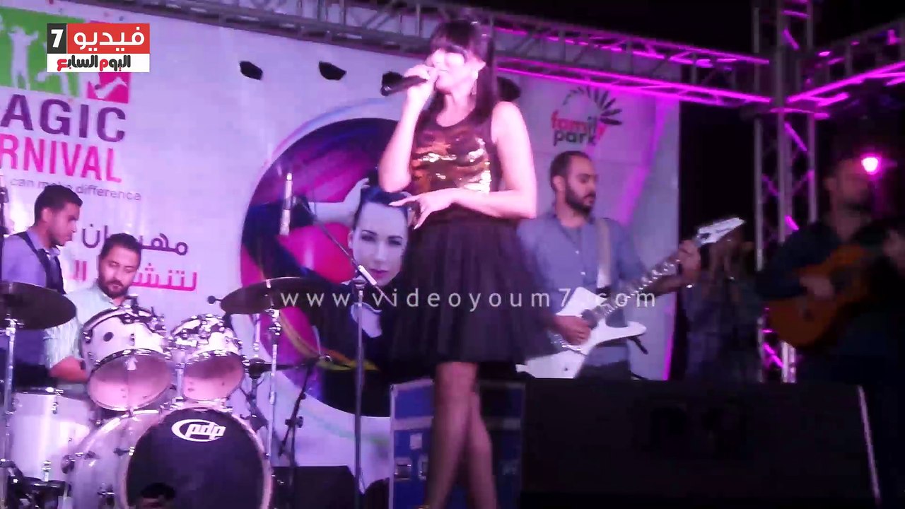 ساندى تغنى "عمال يدق" لايف