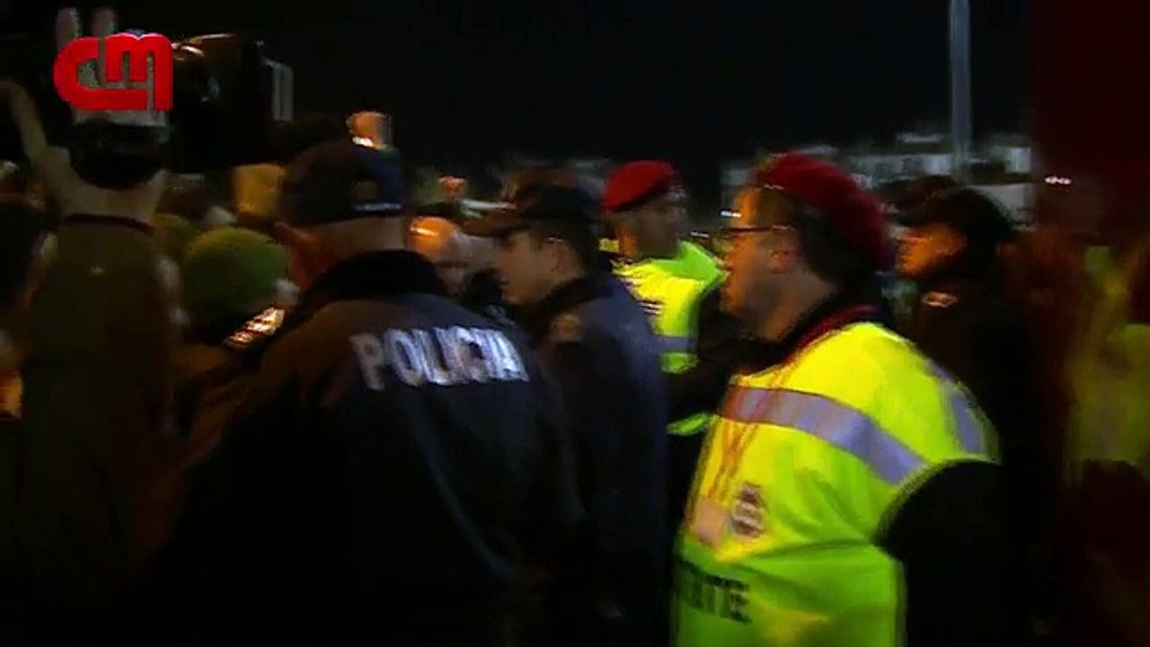 Adeptos cantam "Filhos da P*ta" para a equipa do Sporting