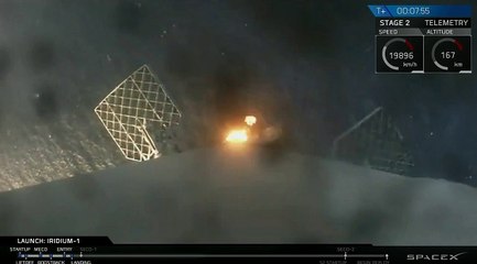 La fusée Space X atterrît sur la plateforme (caméra sur la fusée)