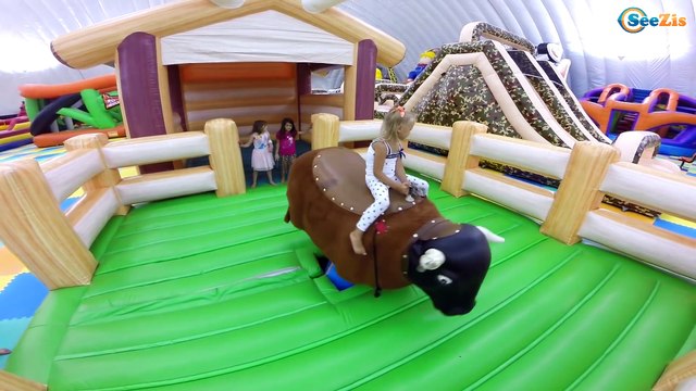 Хелло Китти и Ярослава в Зип Зип Парке (Zip Zip Park) - Прыгаем на батутах Часть 2. Hello Kitty Toys