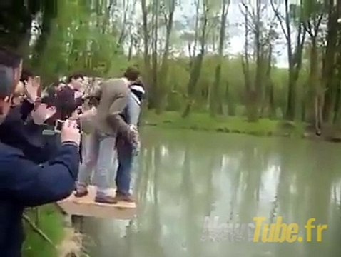 Pour son enterrement de vie de garçon il lui font croire qui saute le saut élastique