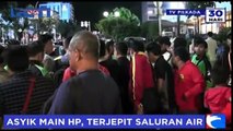 Asyik Main Hp, Wanita Terjatuh dan Terjepit ke Dalam Saluran Air