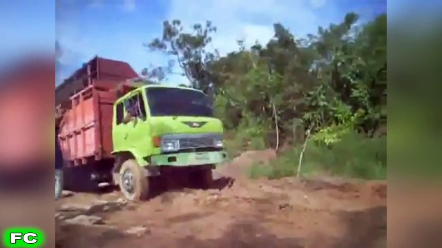 Best TRUCK Fails Compilation ★ Funny Truck FAIL Videos 2016 ★ FailCity (2)