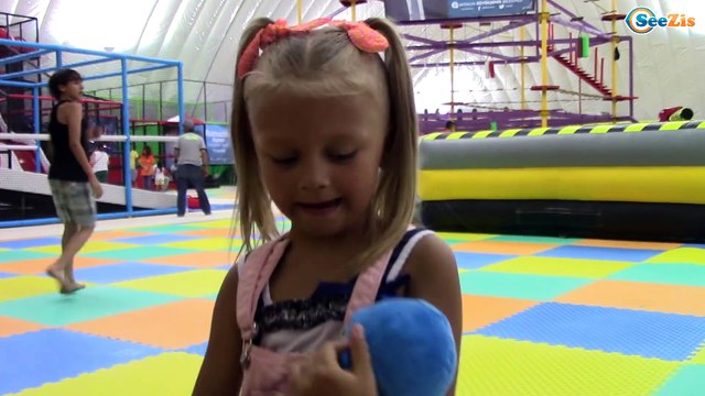 Игрушка Покойо и Ярослава в Зип Зип Парке (Zip Zip Park) - Прыгаем на батутах Часть 1. Pocoyo Toys