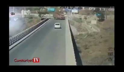 Korkunç kaza: Kamyon köprüden aşağı uçtu
