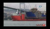 İstanbul Boğazı'nda ilgi çeken görüntü: Gemi gemiyi taşıdı