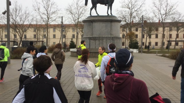 Ils courent et ramassent des déchets