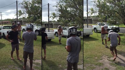 Deux abrutis imitent des béliers avec leur casques
