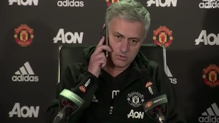 José Mourinho répond au téléphone d'un journaliste en conférence de presse