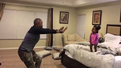 Un père joue avec sa fille