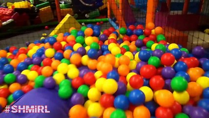 Is Spiderman Kissing Anna Or Elsa? w/ Frozen Elsa, Spiderman - Fun Superheroes by SHMIRL