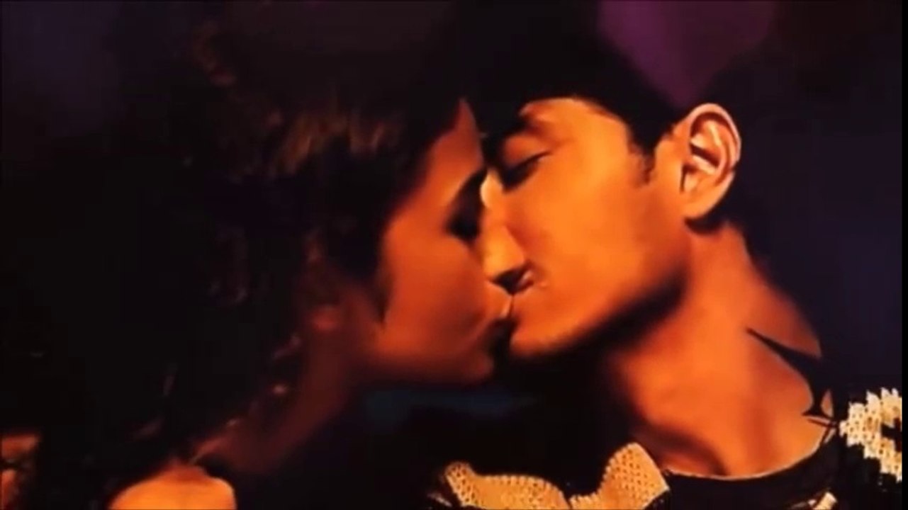 Ali Zafar Kissing Alia Bhatt In Dear Zindagi