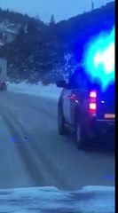 Un camion qui n’a plus de freins dans une descente se fait suivre par la police