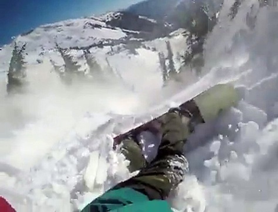 Un snowboardeur emporté dans une avalanche