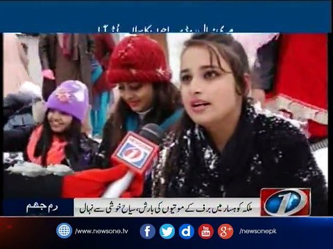 Tourists throng Murree to enjoy snowfall