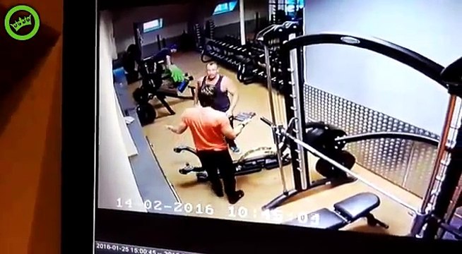 Gevecht in BASIC FIT – Zie Het Verschil Tussen Echte Vechtsport en Anabolengebruik.